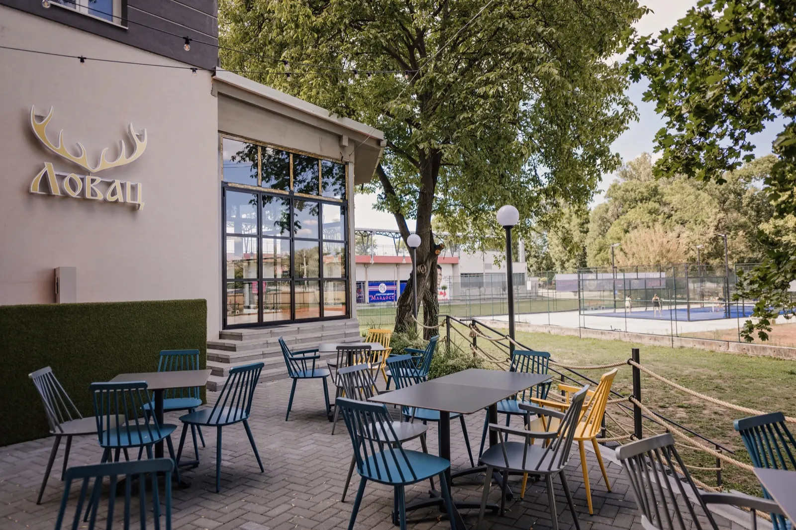 Terasa uz znak restorana Lovac
