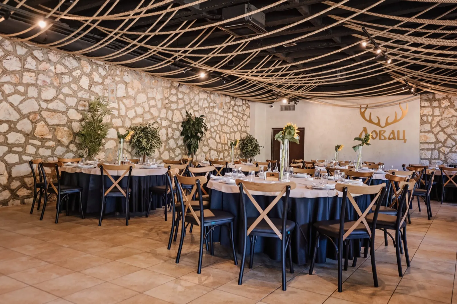 Svečano pripremljen enterijer restorana Lovac